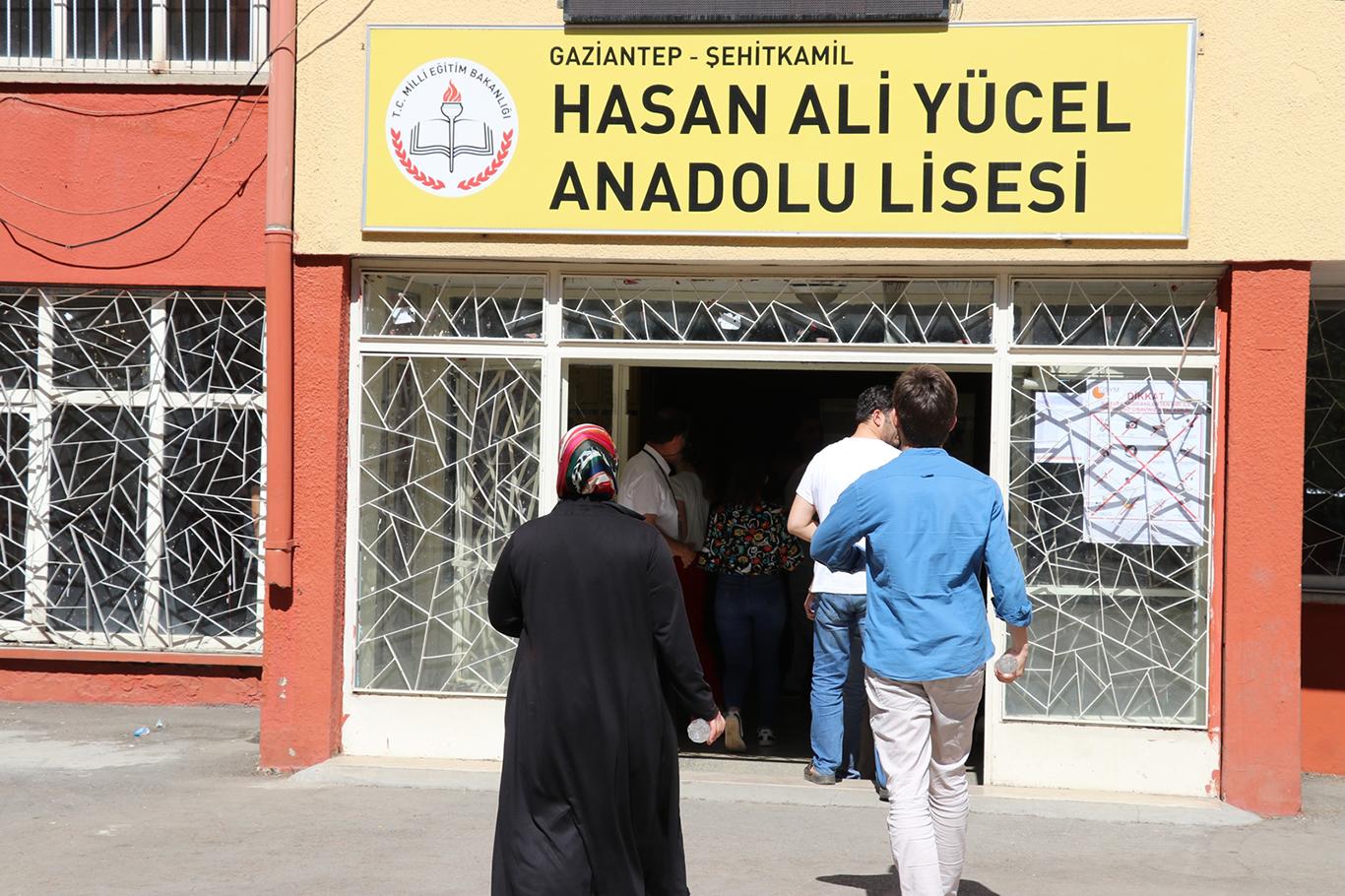 Türkiye genelinde bir milyon 234 bin 617 adayın katıldığı KPSS Lisans Genel Yetenek ve Genel Kültür oturumu Gaziantep’te heyecanla başladı.

